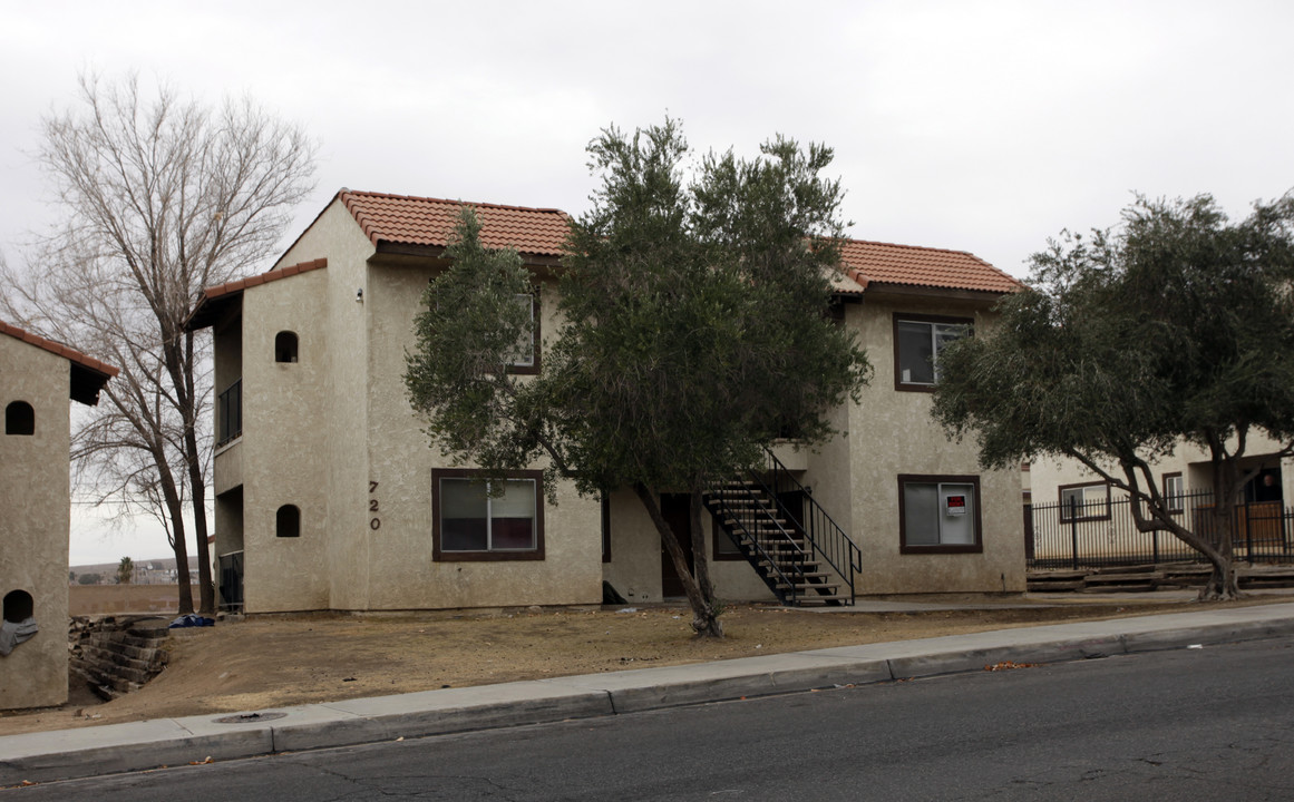 716 E Virginia Way in Barstow, CA - Building Photo