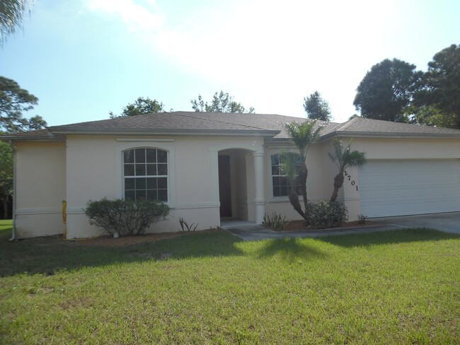 2701 Cover Ln in North Port, FL - Building Photo - Building Photo