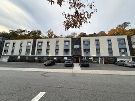 208 Undercliff Ave, Unit B6 in Edgewater, NJ - Building Photo