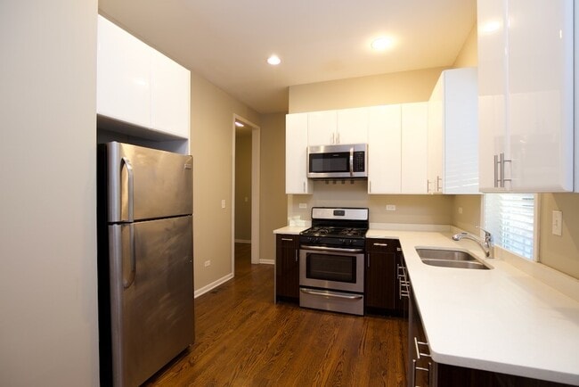 2101 W Fletcher St, Unit 2 in Chicago, IL - Foto de edificio - Building Photo