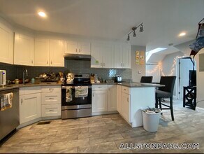 77 Linden St, Unit 3 in Boston, MA - Building Photo - Building Photo