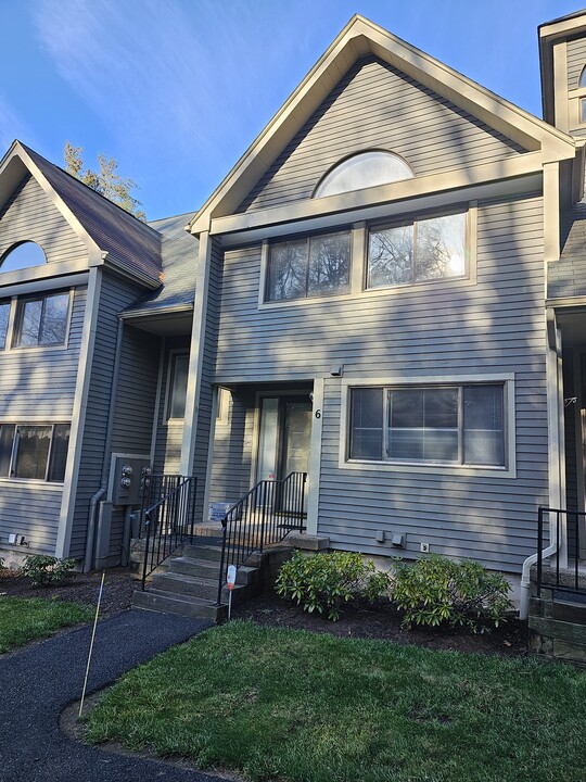 6 Riverview in Avon, CT - Building Photo