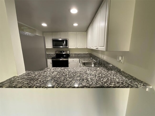 19455 NE 10th Ave, Unit 3-217 in Miami, FL - Building Photo - Building Photo