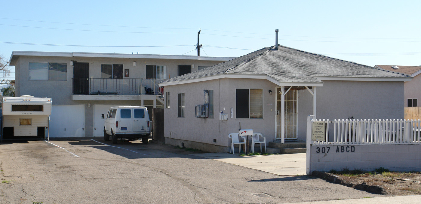 307 Millar Ave in El Cajon, CA - Foto de edificio