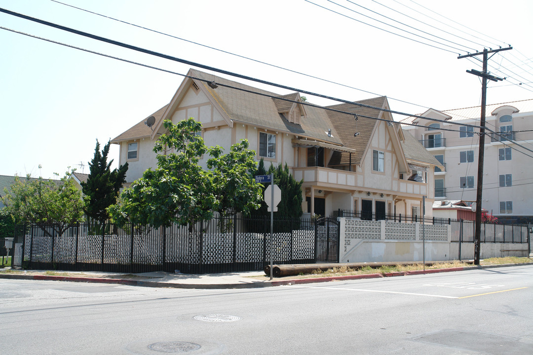 3120 San Marino St in Los Angeles, CA - Building Photo