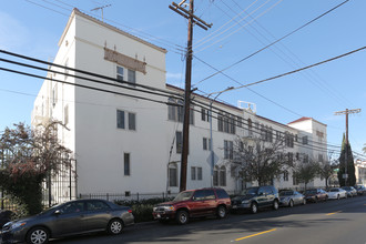 3350 San Marino St in Los Angeles, CA - Building Photo - Building Photo