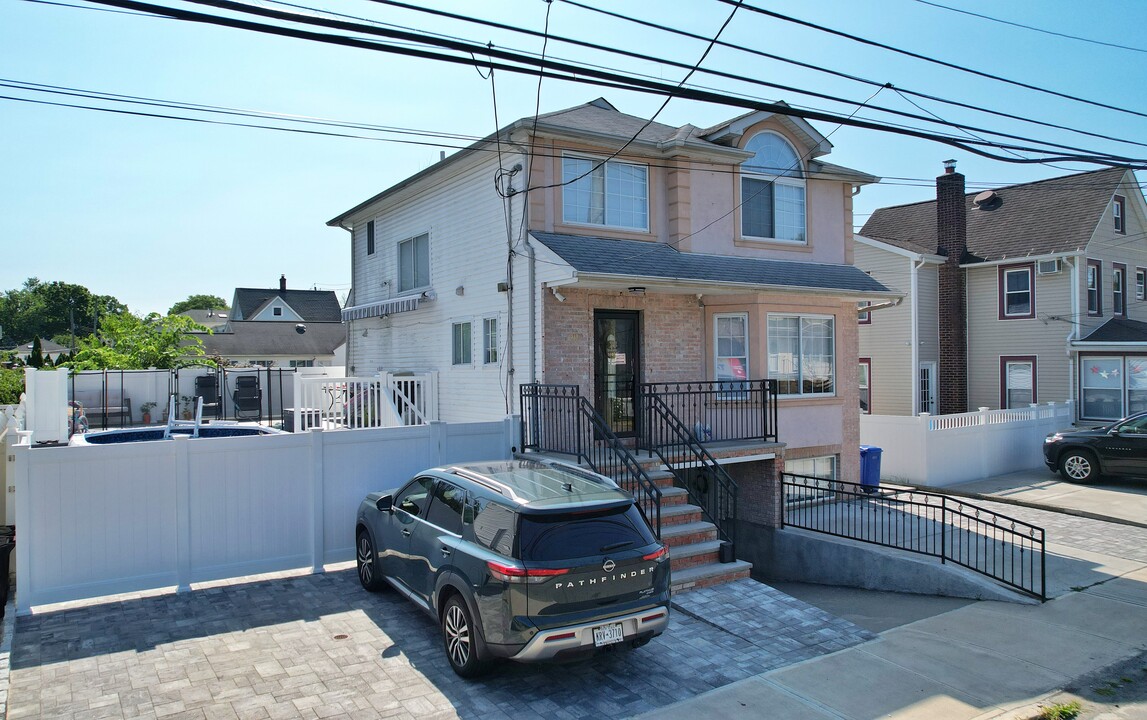 81 Sharrott Ave in Staten Island, NY - Building Photo