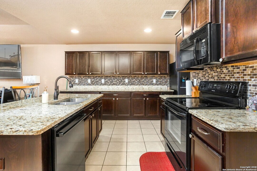 5735 Medina Farm in San Antonio, TX - Building Photo