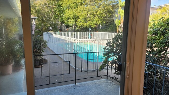 2545 Beverley Ave, Unit SANTA MONICA in Santa Monica, CA - Foto de edificio - Building Photo