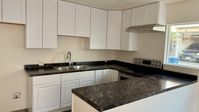 702 Walnut St, Unit Y in Inglewood, CA - Foto de edificio - Building Photo