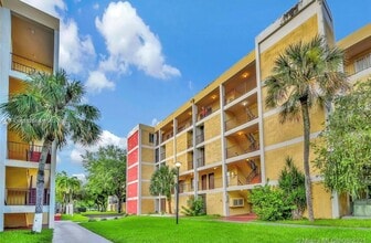 9210 Fontainebleau Blvd, Unit 210 in Miami, FL - Foto de edificio - Building Photo