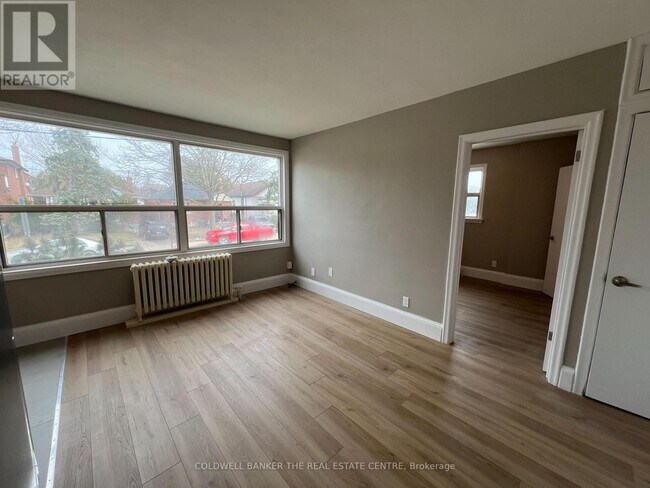 108-108 Grandville Ave in Toronto, ON - Building Photo - Building Photo