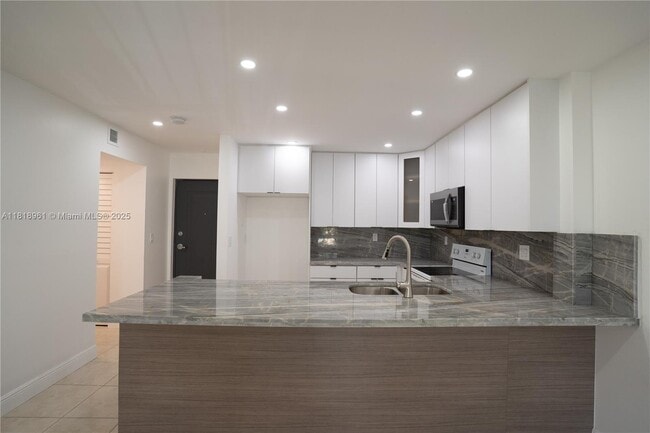 7845 Camino Real in Miami, FL - Building Photo - Building Photo