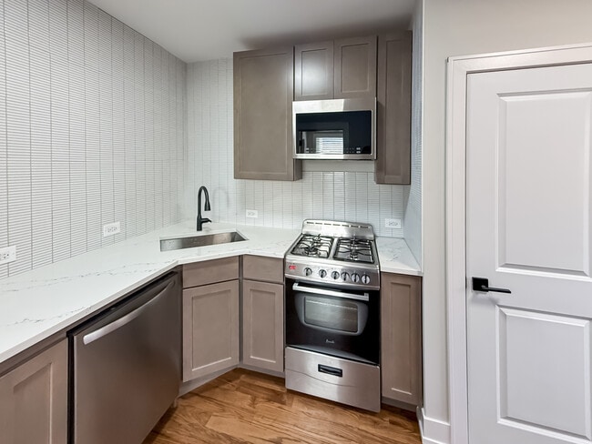 2405 S Leavitt St in Chicago, IL - Building Photo - Building Photo
