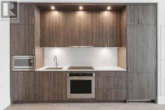 259 The Kingsway in Toronto, ON - Building Photo - Building Photo