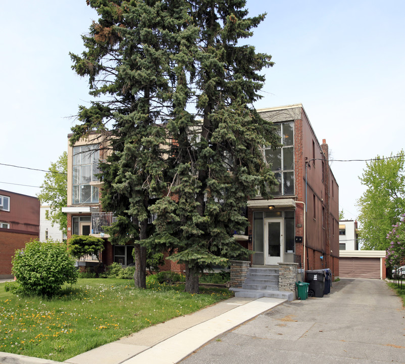 34 Fraserwood Ave in Toronto, ON - Building Photo