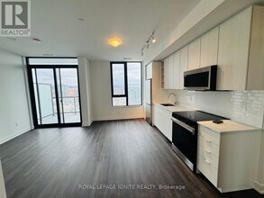 2075 Lakeshore Rd. in Burlington, ON - Building Photo - Building Photo