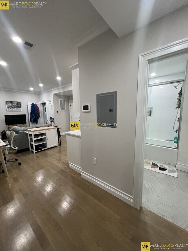 14 Mount Hood Rd, Unit 4 in Boston, MA - Building Photo - Building Photo