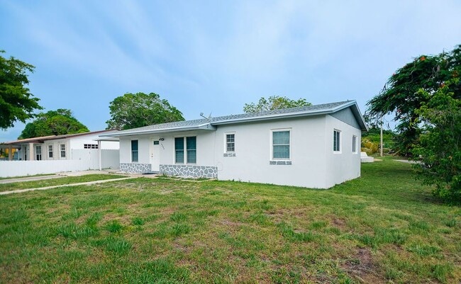 4205 NW 201st St in Miami Gardens, FL - Building Photo - Building Photo