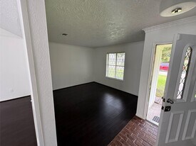 2206 Round Lake Dr in Houston, TX - Building Photo