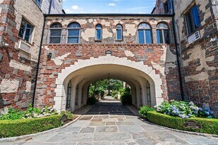 215 Middle Neck Rd in Great Neck, NY - Building Photo