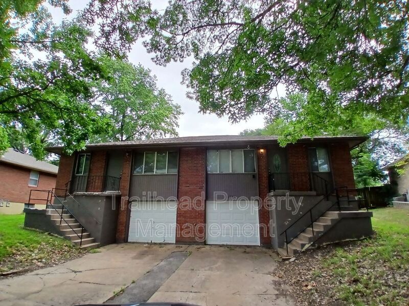 1026 SW Kingscross Rd in Blue Springs, MO - Foto de edificio