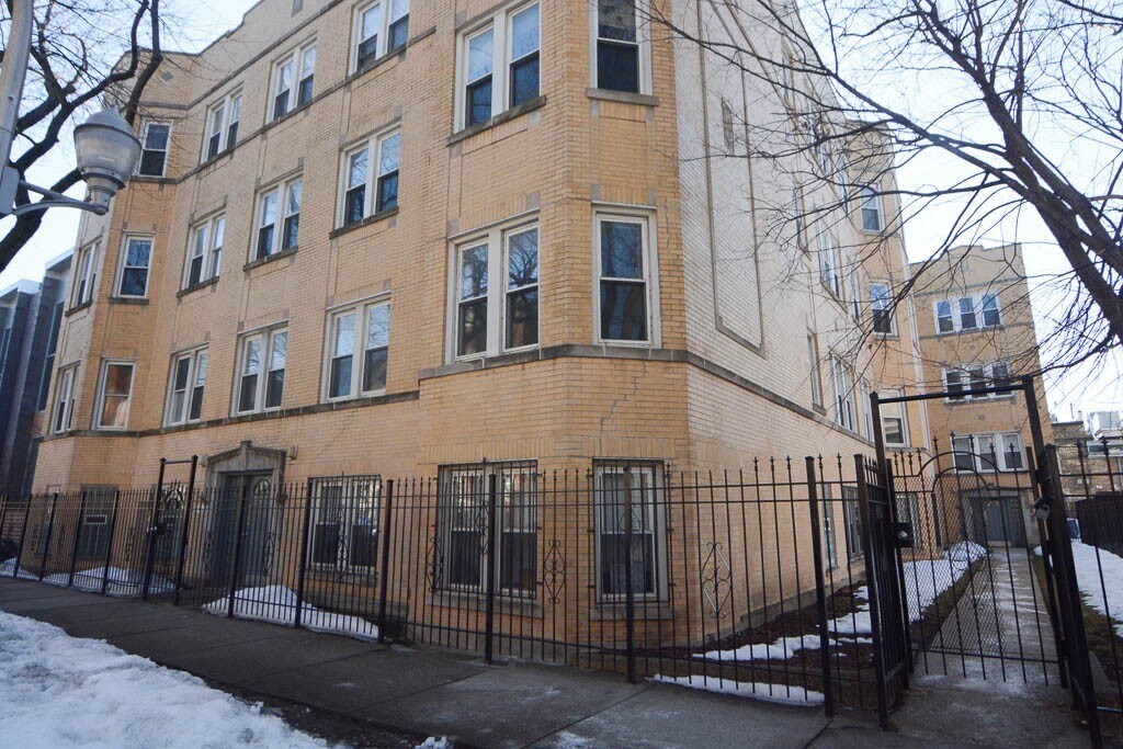 1933 W Crystal St, Unit J09P in Chicago, IL - Foto de edificio