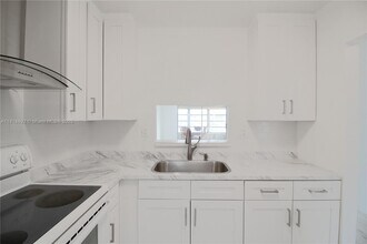5031 W Oakland Park Blvd in Lauderdale Lakes, FL - Building Photo - Building Photo