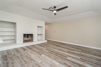 16110 Reseda Cir in Houston, TX - Foto de edificio - Building Photo
