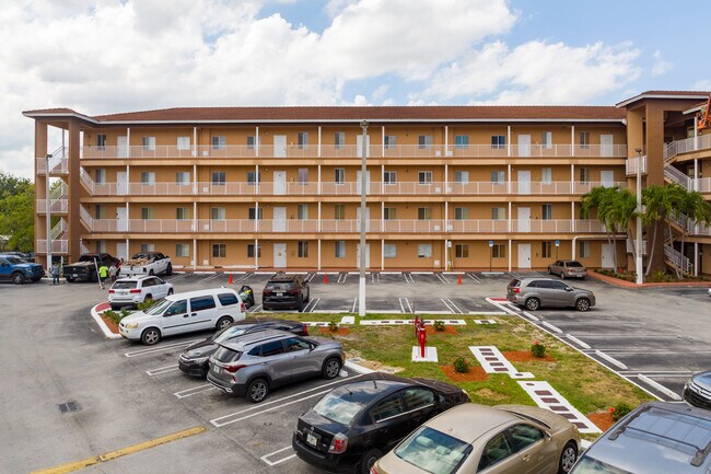 Venetia Villas in Hialeah, FL - Foto de edificio - Building Photo