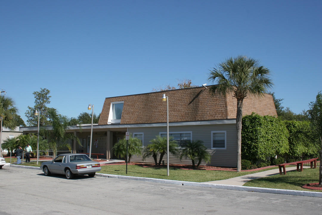 Sunshine Village Mobile Home Park in Lakeland, FL - Foto de edificio