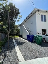 1020 NW 29th Ter, Unit 1 in Miami, FL - Foto de edificio - Building Photo