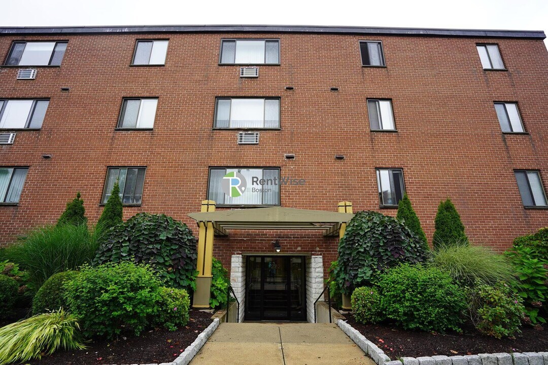222 Babcock St in Brookline, MA - Building Photo
