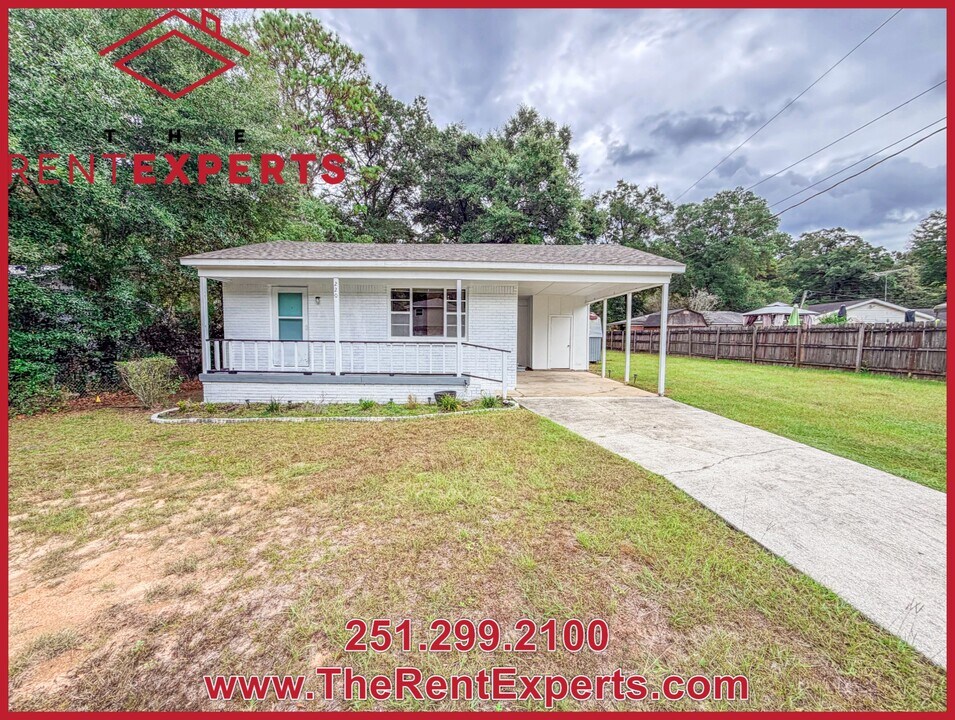 220 Ennis St in Saraland, AL - Building Photo