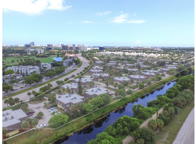 Woodstock Condominiums in West Palm Beach, FL - Building Photo - Building Photo