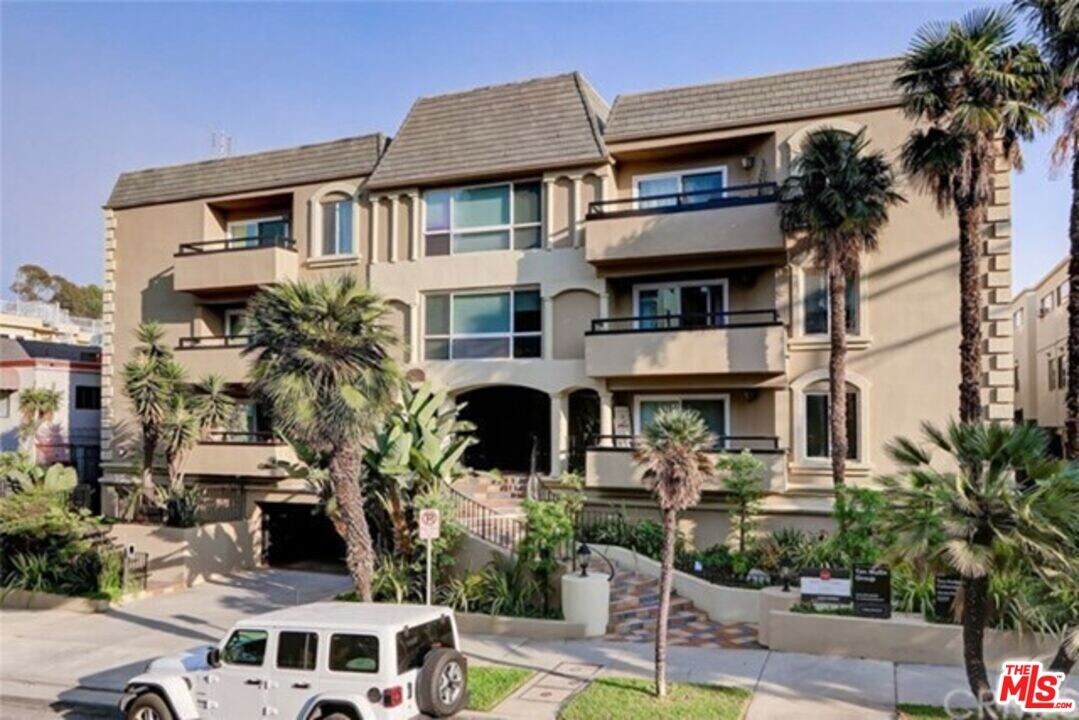 11646 Chenault St in Los Angeles, CA - Building Photo
