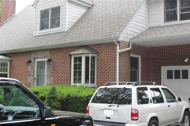 3 Meadowbrook Dr in Huntington Station, NY - Building Photo - Building Photo