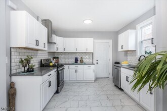 440 N Grove St in East Orange, NJ - Building Photo - Building Photo