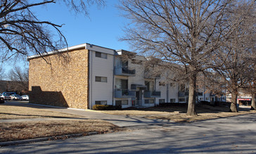 The Oaks Apartments in Lawrence, KS - Building Photo - Building Photo