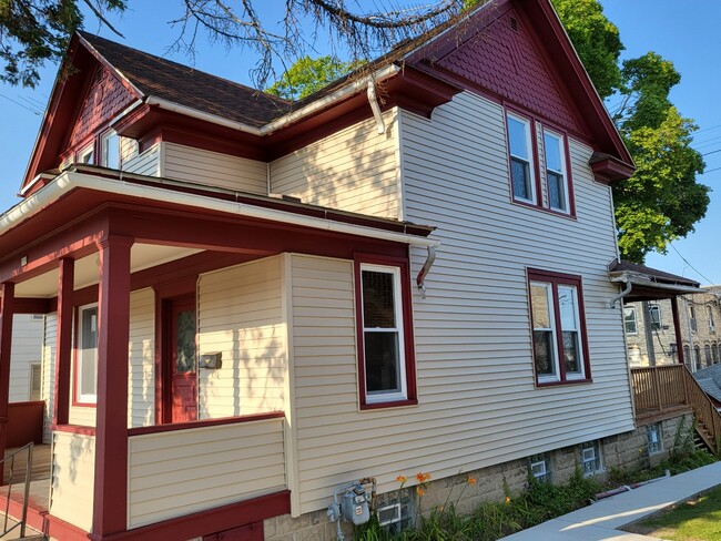 219 N 7th Ave in West Bend, WI - Building Photo - Building Photo