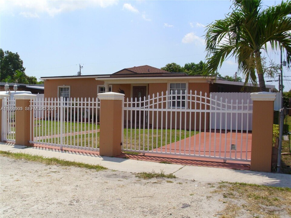 50 E 43rd St in Hialeah, FL - Building Photo