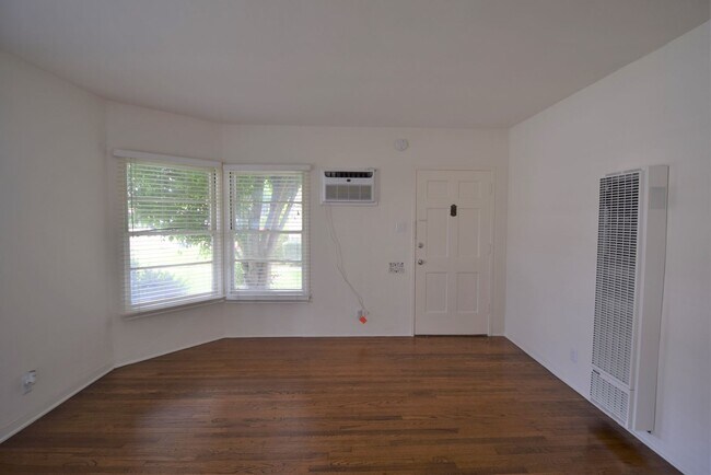 10839 Moorpark St in Los Angeles, CA - Foto de edificio - Building Photo