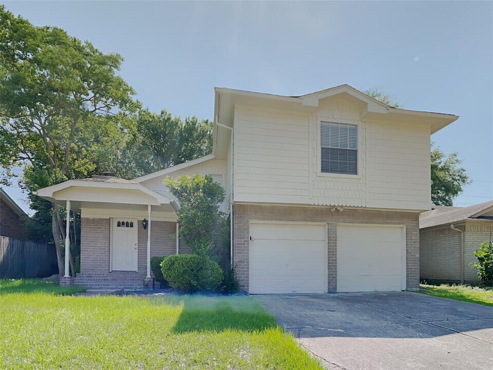 8527 Woodland Willows Dr in Houston, TX - Building Photo