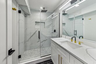 2451 N Albany Ave, Unit G in Chicago, IL - Building Photo - Building Photo