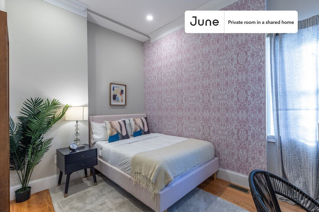 Private bedroom in 2 bed/1 bath Home in Boston, MA - Building Photo