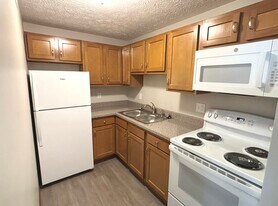 225 Hillview Ln, Unit 203 in Youngwood, PA - Building Photo