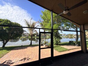 2165 Newport Isles Blvd in Port St. Lucie, FL - Foto de edificio - Building Photo