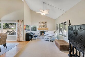 2802 E Sierra Dr in Westlake Village, CA - Foto de edificio - Building Photo