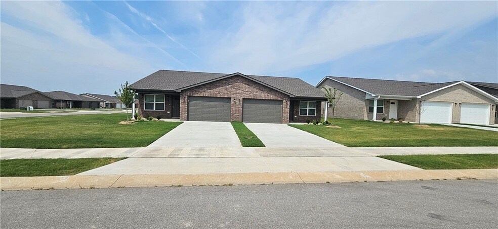 6805 NW Trevy St in Bentonville, AR - Building Photo