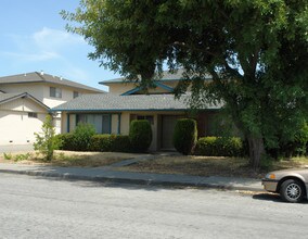 665 E Olive Ave in Sunnyvale, CA - Foto de edificio - Building Photo